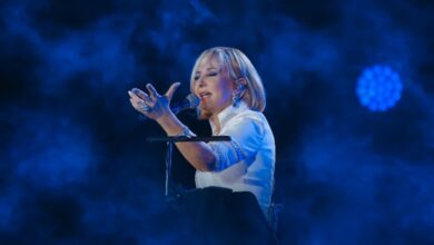 پشت پرده خداحافظی گوگوش از موسیقی + (عزاداری گوگوش بر سر مزار مادرش) 2 پشت پرده خداحافظی گوگوش از موسیقی + (عزاداری گوگوش بر سر مزار مادرش)