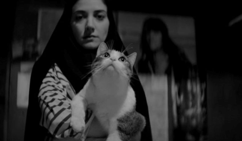 فیلم خون آشامی دختری که تنها در شب به سمت خانه می‌رود - A Girl Walks Home Alone at Night