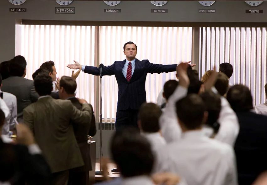 فیلم گرگ وال استریت - The Wolf of Wall Street از برترین فیلم های کمدی سیاه است که لحظات به‌یادماندنی‌ای را رقم می‌زند.