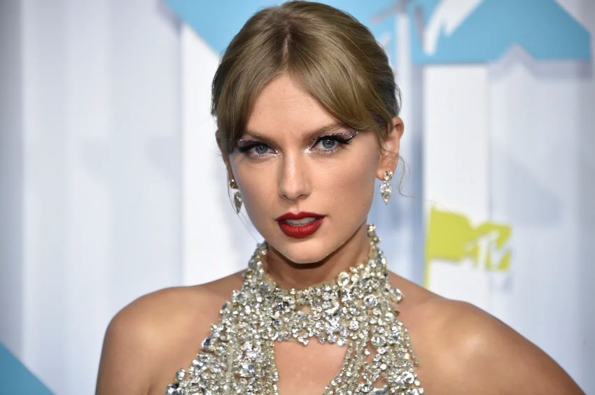 از بهترین خوانندگان زن خارجی می‌توان به تیلور سوئیفت - Taylor Swift  اشاره کرد.