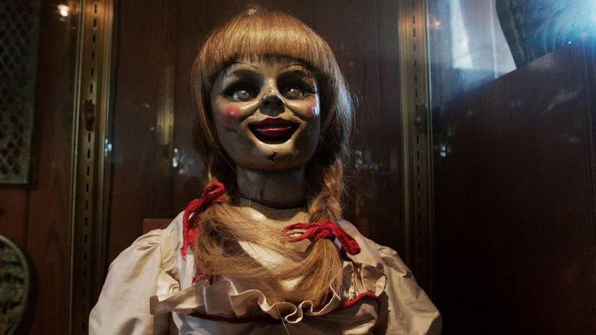 عروسک آنابل از فیلم آنابل - Annabelle، یکی از بهترین فیلم‌های ترسناک عروسکی که حس دلهره و وحشت را با چهره‌ای سرد و مرموز به تصویر می‌کشد.