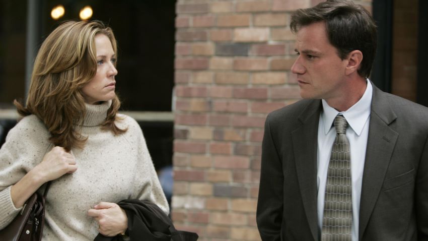 13 مورد از بهترین مینی سریال های شبکه HBO برای تماشا 2 از برترین مینی سریال های HBO میتوان به به من بگو دوستم داری - Tell Me You Love Me اشاره کرد.