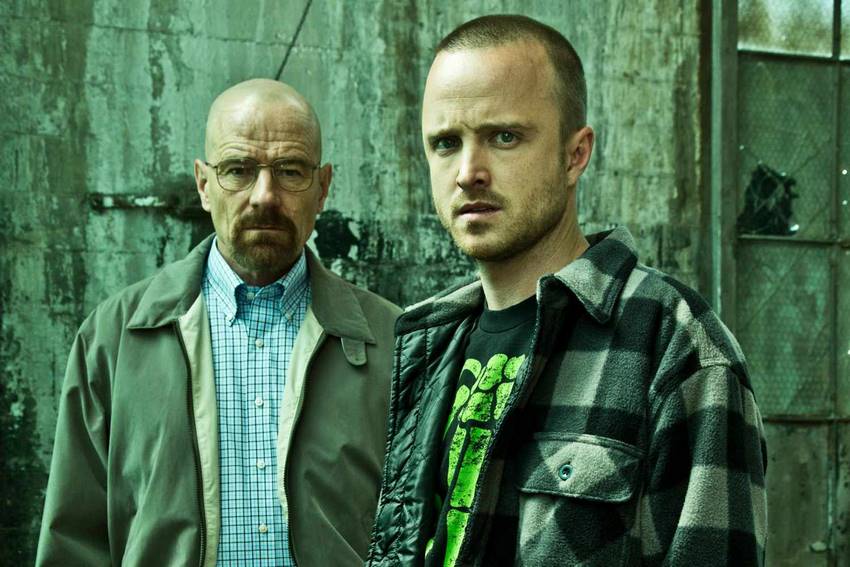 Breaking Bad – یکی از سریال‌های اعتیادآور که با تحول‌های شخصیت‌ها و داستان پیچیده‌اش، شما را در هر قسمت به خود جذب می‌کند. 