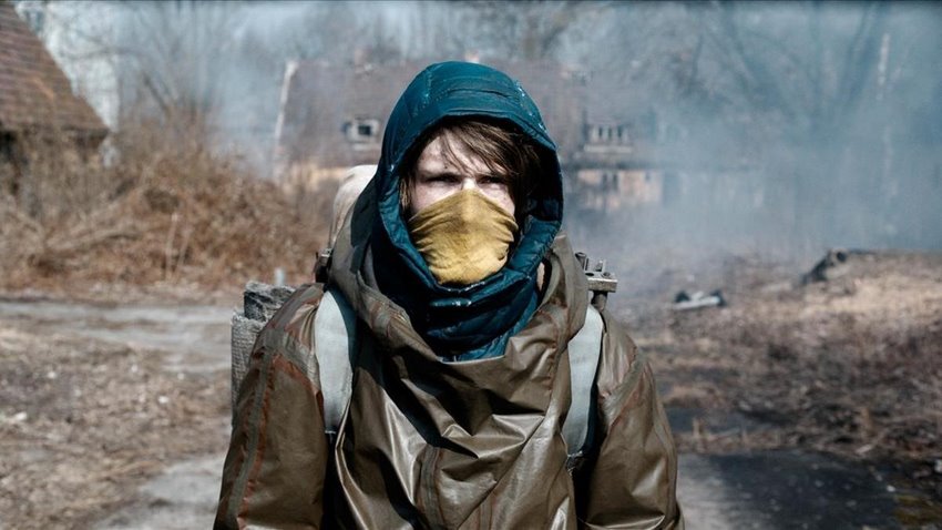 Dark از بهترین سریال های اعتیادآور، با گره‌های زمانی پیچیده و معماهای فراوان، به یک سفر ذهنی عمیق می‌برد که ذهن شما را درگیر خود می‌کند. 