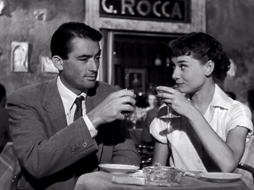 در فیلم تعطیلات رمی (Roman Holiday)، آدری هپبورن نقش شاهزاده خانمی را بازی می‌کند که در کنار یک روزنامه‌نگار در رم به جستجوی آزادی و عشق می‌پردازد. این اثر جزو بهترین فیلم های آدری هپبورن است که هنوز محبوب است. 