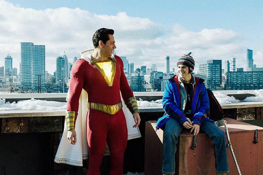 فیلم های ابرقهرمانی کمدی معروف که نباید از دست دهید 2 شزم! (Shazam!) یک فیلم ابرقهرمانی کمدی جذاب است که در آن یک نوجوان با گرفتن قدرتهای شگفتانگیز به قهرمان تبدیل میشود.