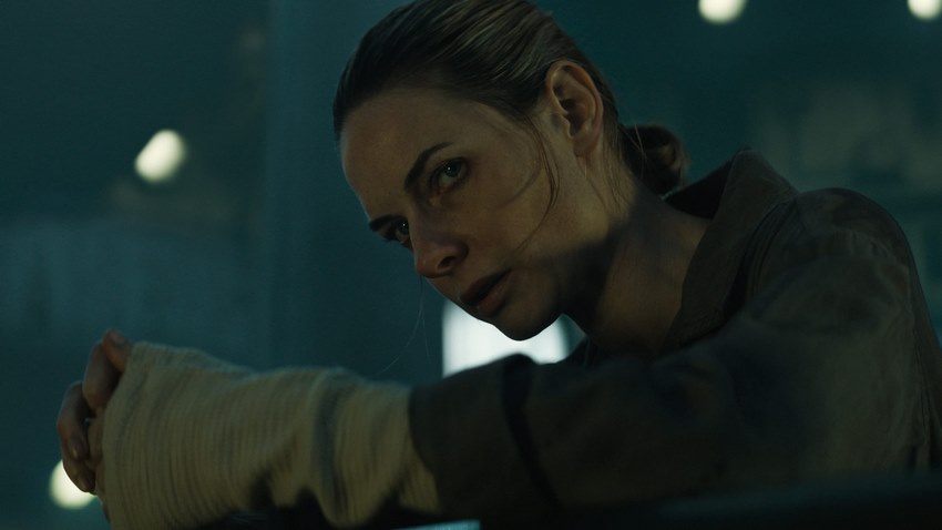 Silo – این سریال اعتیادآور با اتمسفر تیره و رازهای مرموزش، مخاطب را در هر لحظه درگیر نگه می‌دارد.