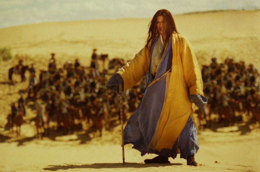 خاکسترهای زمان (Ashes Of Time) با روایت غیرخطی و سبک بصری منحصربه‌فرد، فراتر از یک فیلم رزمی معمولی است و در لیست بهترین فیلم های رزمی چینی جایگاه ویژه‌ای دارد. 