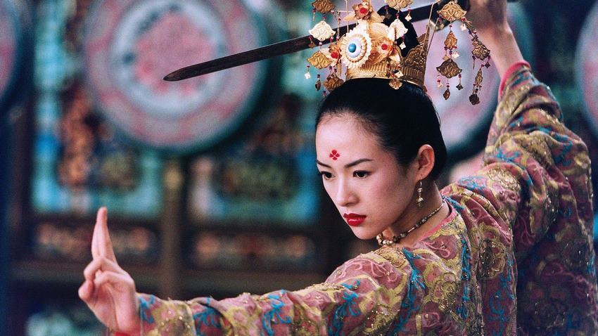 زیبایی بصری و مبارزات نفس‌گیر خانه خنجرهای پران (House of Flying Daggers) آن را به یکی از بهترین فیلم های چینی رزمی تبدیل کرده که توازن بین هنر، عشق و انتقام را به تصویر می‌کشد. 