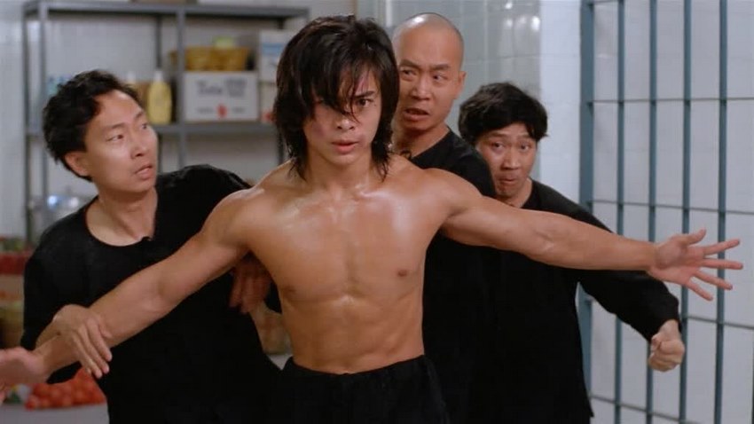 خشونت کارتونی و مرگ‌های اغراق‌شده، داستان ریکی (Story of Ricky) را به یکی از بی‌رحمانه ترین فیلم های تاریخ سینما تبدیل کرده است.

