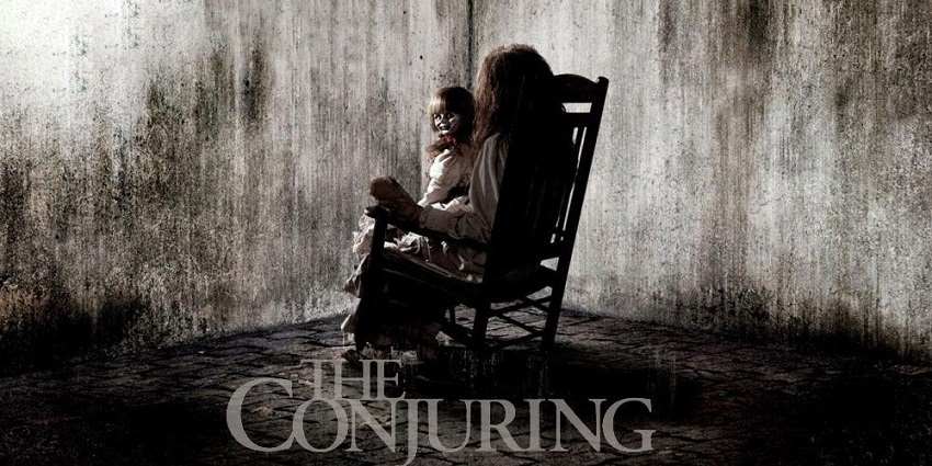 با وحشتی ماورایی و فضای سنگین، احضار (The Conjuring) در فهرست بهترین فیلم های دلهره آور ترسناک قرار می گیرد. 