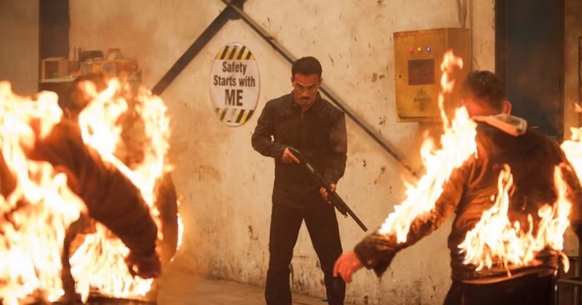 سکانس‌های اکشن بی‌رحمانه و مبارزات مرگبار، شب به سراغ ما خواهد آمد (The Night Comes for Us) را به یکی از خشن ترین فیلم های تاریخ سینما تبدیل کرده‌اند.

