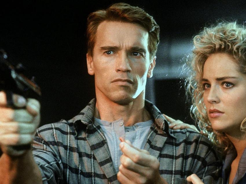 صحنه‌های اکشن خونین و دنیایی بی‌رحم، یادآوری مطلق (Total Recall) را در لیست خشن ترین فیلم های تاریخ سینما قرار می‌دهد.

