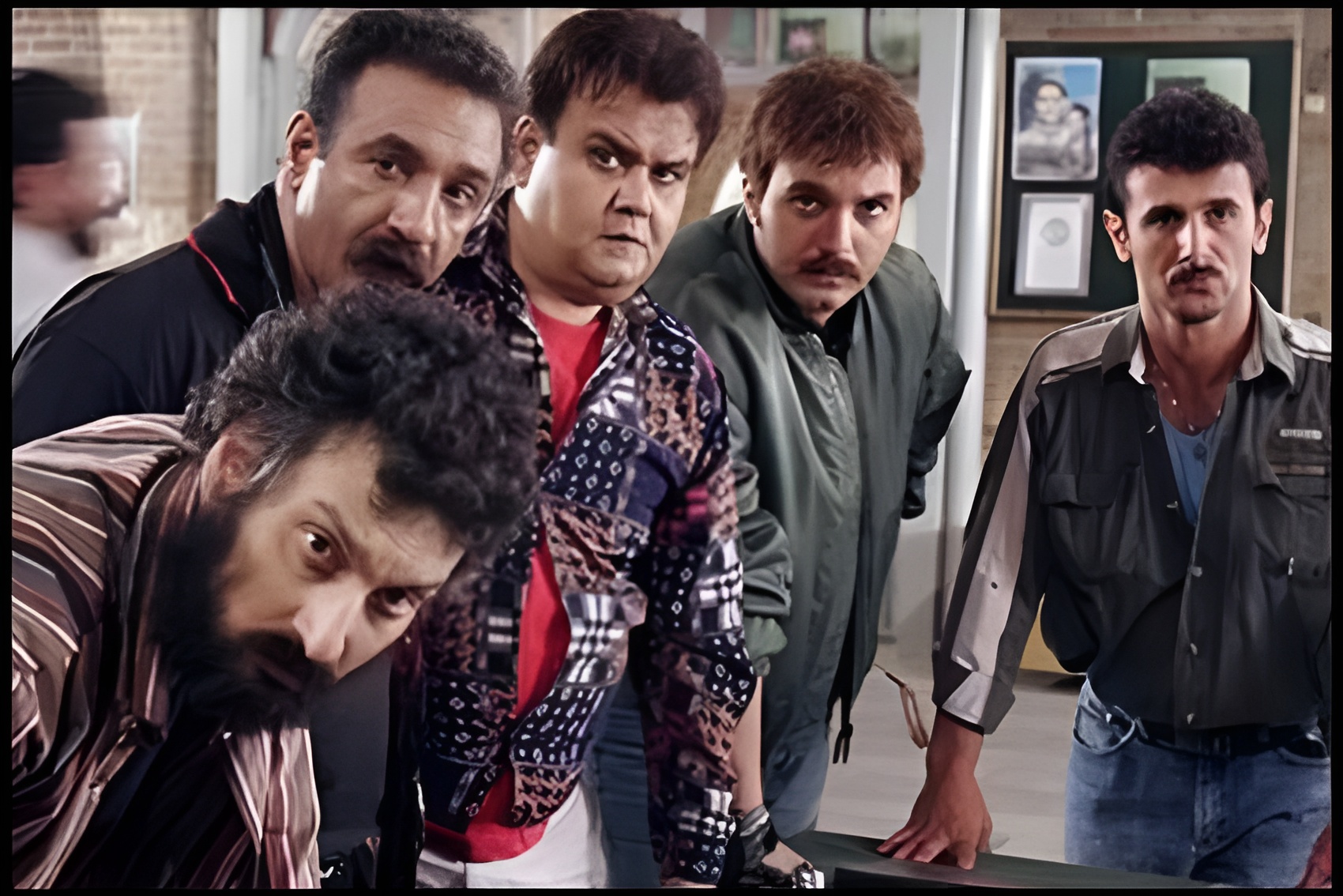 نمایی از فیلم سینمایی ایرانی جنگی اخراجی‌ها قسمت 1، یکی از محبوب‌ترین آثار دفاع مقدس با روایتی طنز و احساسی

