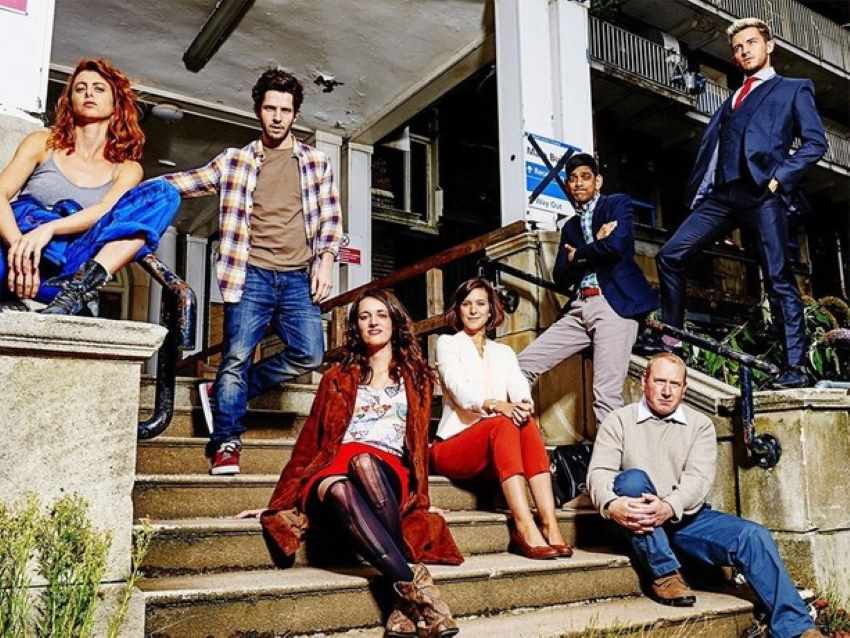 در حال سقوط – Crashing با ریتم پرانرژی، شوخی‌های سریع و داستان جذاب نمونه‌ای عالی از مینی سریال کمدی است که ارزش دیدن دارد. 