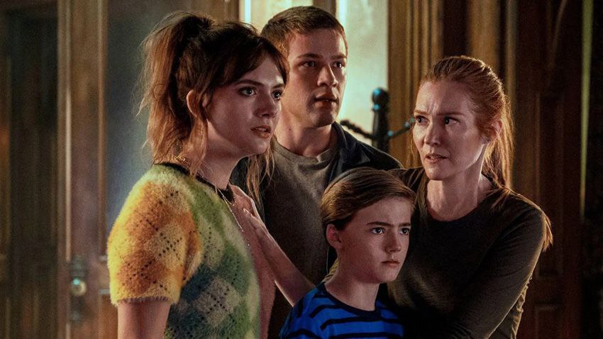 لاک و کلید – Locke & Key با ترکیب ژانر فانتزی و عناصر ترسناک، یکی از سریال‌های ترسناک نتفلیکس دوبله فارسی است که مخاطبان زیادی را جذب کرده است. 