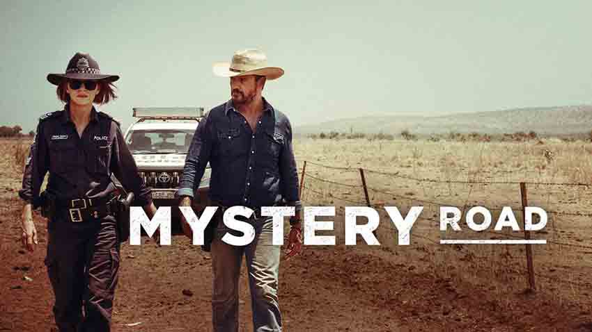 جاده رمز و راز – Mystery Road جزو سریال های معروف استرالیایی است که حول کارآگاه جِی سوان و تحقیقاتش درباره ناپدید شدن اسرارآمیز در یک مزرعه دورافتاده می‌چرخد.