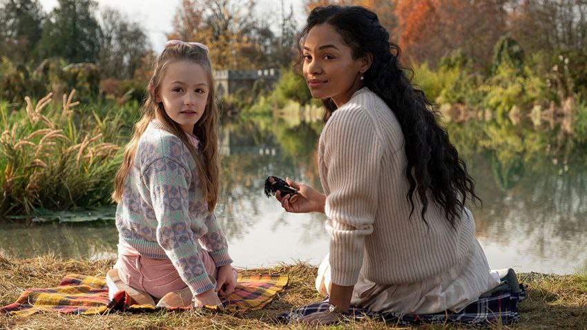 تسخیر در عمارت بلی – The Haunting of Bly Manor با داستان عاشقانه‌ای در دل ترس، یکی از بهترین سریال‌های ترسناک نتفلیکس است که فضای رازآلودی خلق کرده است. 