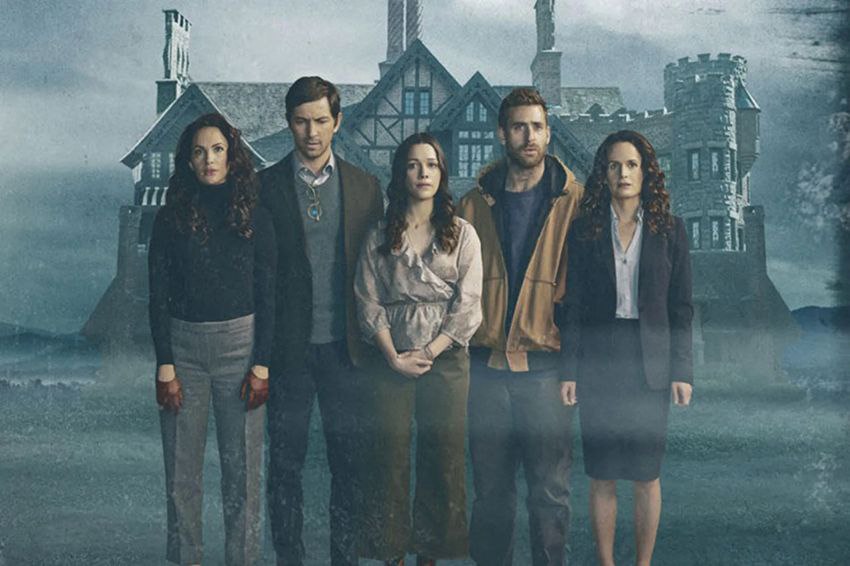 خانه هیل – The Haunting of Hill House از بهترین سریال‌های ترسناک نتفلیکس است که با روایت چندلایه و سکانس‌های پرتعلیق تماشاگر را تا پایان درگیر می‌کند. 