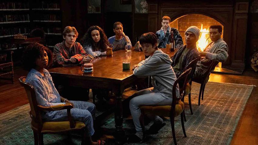 نیمه‌شب در باشگاه – The Midnight Club با داستانی رازآلود و فضایی وهم‌آلود، در فهرست سریال های کوتاه ترسناک نتفلیکس جای دارد. 