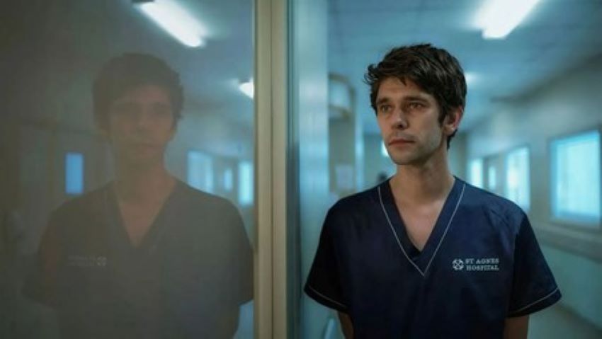 بهترین مینی سریال های کمدی پرطرفدار برای تماشا 8 این درد داره – This Is Going to Hurt با طنزی تلخ و صحنههای واقعی، در بررسی مینی سریال های کمدی جهان همیشه نامش مطرح است.