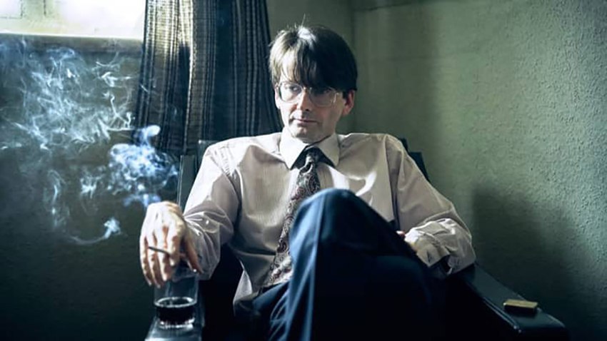 سریال جنایی کوتاه دِس – Des با نگاهی به زندگی یکی از جنجالی‌ترین قاتلان بریتانیا، نمونه‌ای برجسته در ژانر جنایی است.