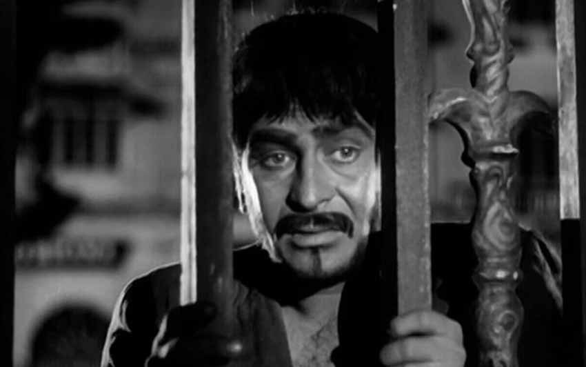 بهترین فیلم های راج کاپور در تاریخ سینمای هند 10 بیدار باش - Jagte Raho از فیلم های قدیمی راج کاپور است که با روایتی انتقادی، بیاعتمادی و شکافهای اجتماعی را بهتصویری ماندگار در سینمای بالیوود تبدیل کرد.