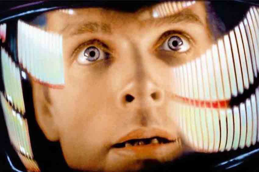 فیلم ادیسه فضایی – A Space Odyssey یکی از بهترین فیلم های استنلی کوبریک است که بیننده را به تأمل درباره هدف زندگی، هویت و جایگاه انسان در جهان وا می‌دارد.