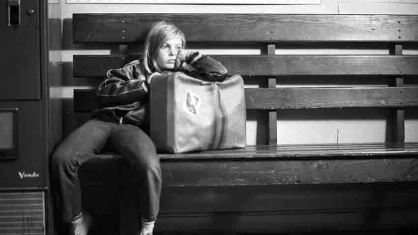 آلیس در شهرها – Alice in the Cities از بهترین فیلم های جاده ای است و درباره نویسنده آلمانی و یک دختر خردسال است که به صورت اتفاقی با هم همسفر می شوند.