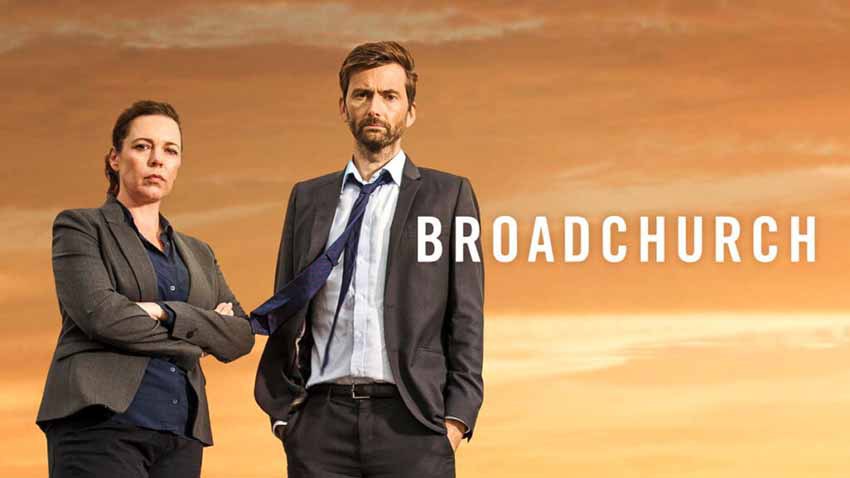 برادچرچ - Broadchurch یکی از بهترین سریال‌های رازآلود، داستان قتل مرموز یک نوجوان و تحقیقات دو کارآگاه را در شهری ساحلی روایت می‌کند.