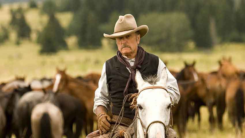 لیست بهترین مینی سریال های وسترن برای علاقهمندان 4 مسیر شکسته – Broken Trail از برترین سریال های کوتاه ژانر وسترن است که ماجرای سفری پرخطر در آمریکا را بازتاب میدهد.