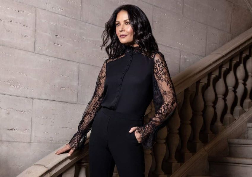 کاترین زیتا-جونز (Catherine Zeta-Jones)، ستاره هالیوود و بازیگر نقش مورتیشا، ممکن است همزمان نقش اوفلیا را هم برعهده بگیرد.