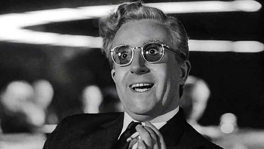 دکتر استرنج‌لاو – Dr. Strangelove (1964) شاهکار استنلی کوبریک در ژانر کمدی سیاه و سیاسی است که بحران هسته‌ای و تصمیمات دیوانه‌وار ژنرال‌ها را به تصویر می‌کشد.