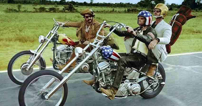 فیلم ایزی رایدر – Easy Rider (1969) یکی از بهترین فیلم های جاده ‌ای کمدی است که داستان دو موتورسوار را در سفری پرچالش از لس‌آنجلس به شرق آمریکا نشان می‌دهد.