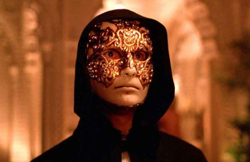 چشمان کاملا بسته - Eyes Wide Shut آخرین و از بهترین فیلم های Stanley Kubrick در ژانر روان‌شناختی و معمایی با فضایی رازآلود است.
