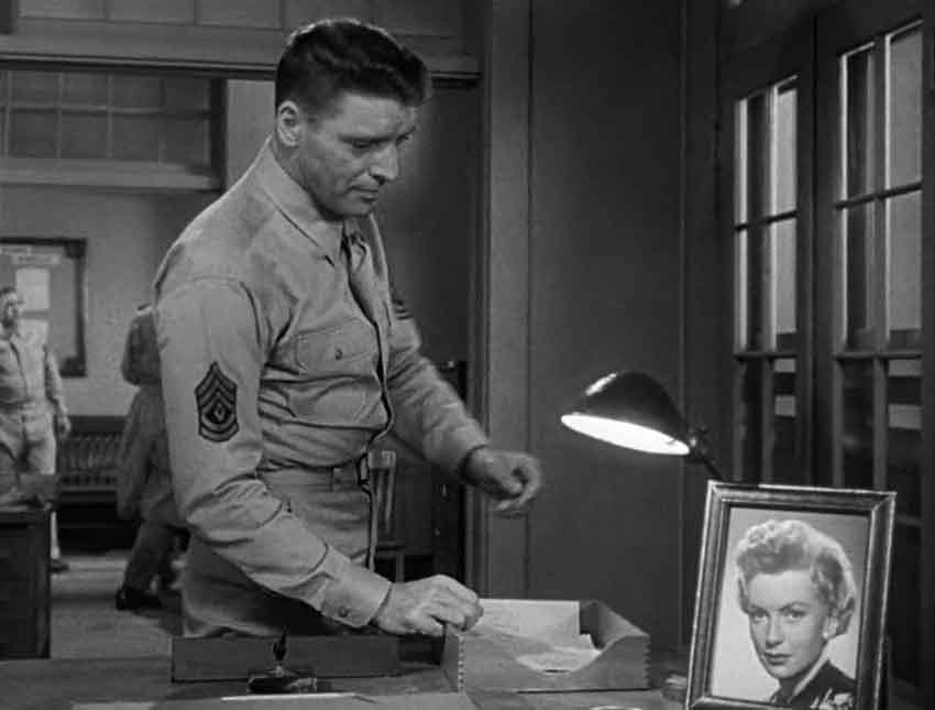 از اینجا تا ابدیت – From Here to Eternity داستانی درباره عشق، وفاداری و چالش‌های زندگی در بستر جنگ ارائه می‌دهد و جزو بهترین فیلم های جنگی عاشقانه است.