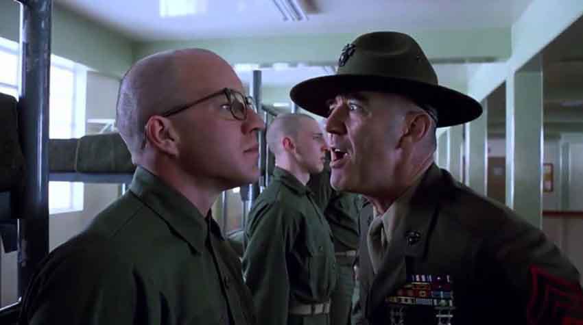 غلاف تمام‌فلزی – Full Metal Jacket یکی از بهترین فیلم های استنلی کوبریک است که سختی‌های آموزش نظامی و واقعیت جنگ ویتنام را به تصویر می‌کشد.