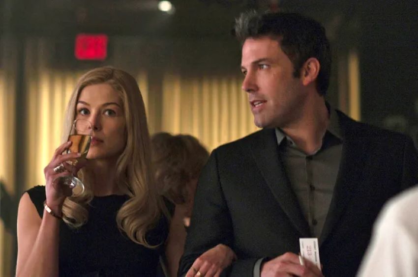 دختر گمشده – Gone Girl از فیلم‌های برتر دیوید فینچر محسوب می‌شود که داستان ناپدید شدن یک زن و رسانه‌ای شدن آن را روایت می‌کند و روابط زناشویی را به چالش می‌کشد.
