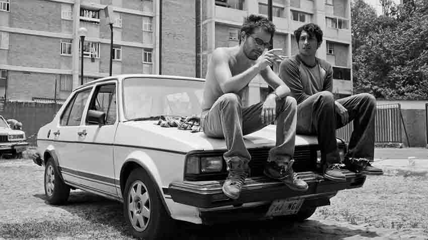 گوئروس – Güeros (2014) فیلم جاده ای مشهوری است که با ترکیب طنز و درام سه جوان را در مسیر پیدا کردن یک خواننده مشهور دنبال می‌کند.