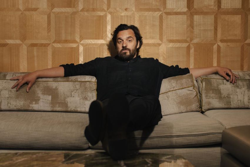 جیک جانسون – Jake Johnson با طنز و بازی خاص خود یکی از بازیگران فیلم مرد عنکبوتی در نسخه‌های انیمیشنی شد و محبوبیت زیادی به دست آورد.