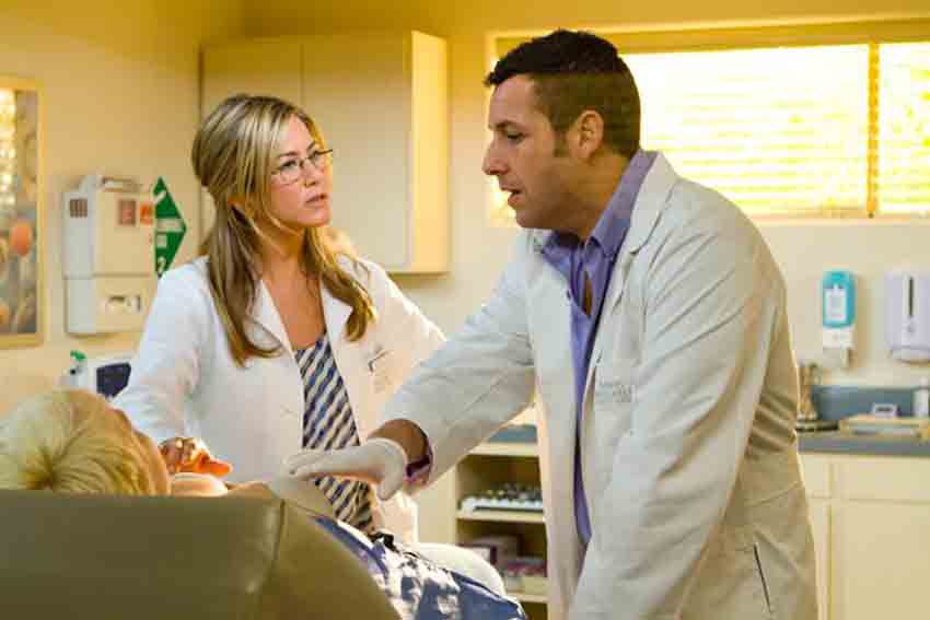 لیست بهترین فیلم های آدام سندلر که نباید از دست بدهید 5 فقط باهاش کنار بیا – Just Go with It فیلم مشترک ادام سندلر و جنیفر انیستون است و داستان کمدی، رمانتیکی را در موقعیتهای غیرمنتظره روایت میکند.