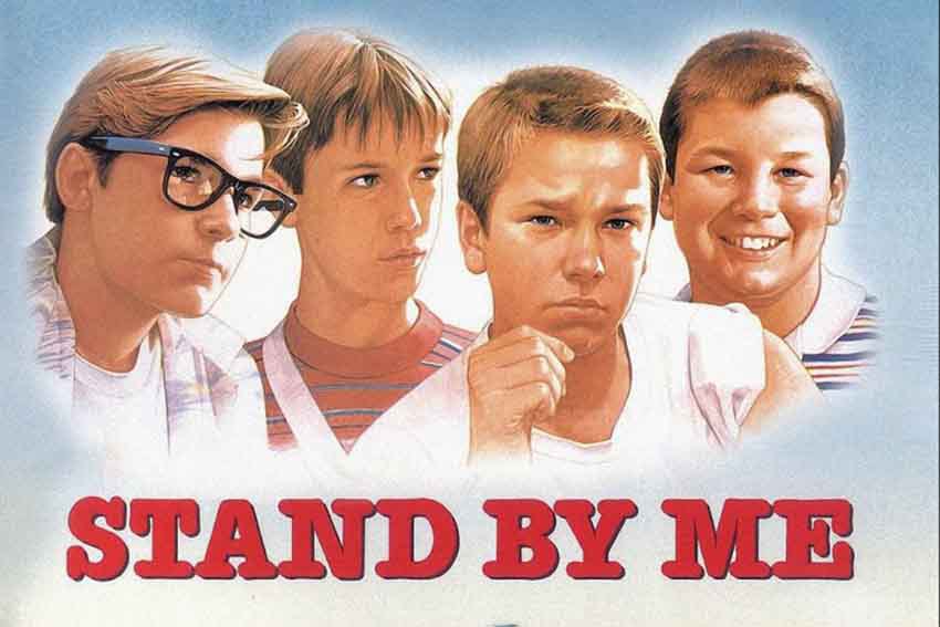 فیلم کنار من بمان – Stand By Me 1986، داستان چهار دوست نوجوان را روایت می‌کند و از بهترین فیلم‌های اقتباسی از رمان‌های کلاسیک است.