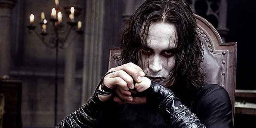 The Crow – کلاغ با داستان انتقام اریک دراون و فضای گوتیک تاریک، یکی از بهترین فیلم های دارک فانتزی و اکشن تاریخ سینما محسوب می‌شود.