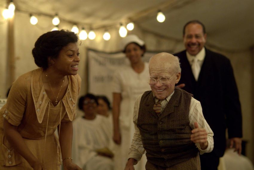 مورد عجیب بنجامین باتن – The Curious Case of Benjamin Button از بهترین فیلم های دیوید فینچ محسوب می‌شود که زندگی مردی را روایت می‌کند که به‌طور معکوس رشد می‌کند؛ از پیری به جوانی.