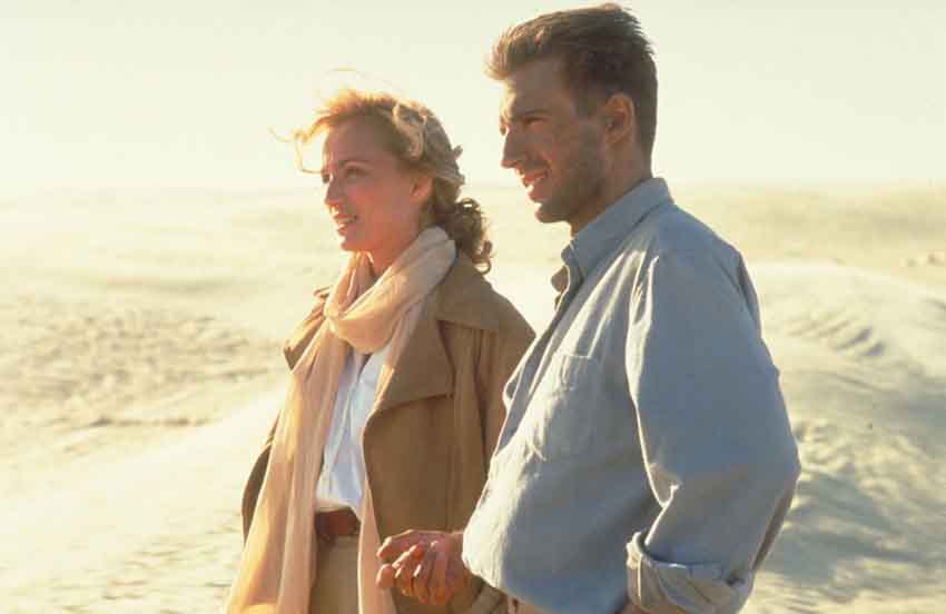 بیمار انگلیسی - The English Patient بر اساس رمان مایکل انداتیه ساخته شده و با دریافت ۹ جایزه اسکار از بهترین فیلم عاشقانه جنگی تاریخ سینما به شمار می‌رود.