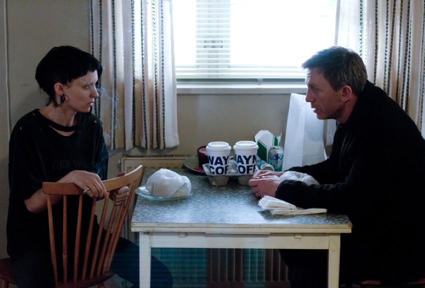 دختری با خالکوبی اژدها – The Girl with the Dragon Tattoo بهترین فیلم دیوید فینچر در ژانر معمایی است که خبرنگاری و یک هکر را در مسیر افشای رازهای تاریک خانواده‌ای قدرتمند دنبال می‌کند.