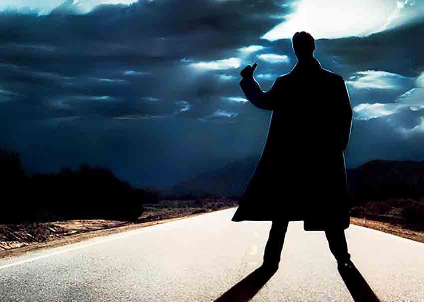 بین‌راهی – The Hitcher (1986) یکی از بهترین فیلم های جاده ‌ای ترسناک است که تعقیب مرگبار یک قاتل زنجیره‌ای را در سفر جاده‌ای جیم هاوزر روایت می‌کند.