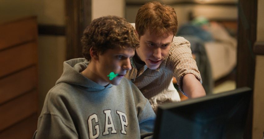 شبکه اجتماعی – The Social Network فیلم معروف دیوید فینچر درباره شکل‌گیری فیسبوک و درگیری‌های شخصی و حقوقی میان بنیان‌گذاران آن است.