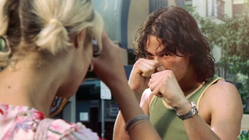 فیلم دو دست – Two Hands یکی از نخستین تجربه‌های سینمایی هیث لجر بود که استعداد او را آشکار کرد و بعدها به‌عنوان آثار برتر او شناخته شد.