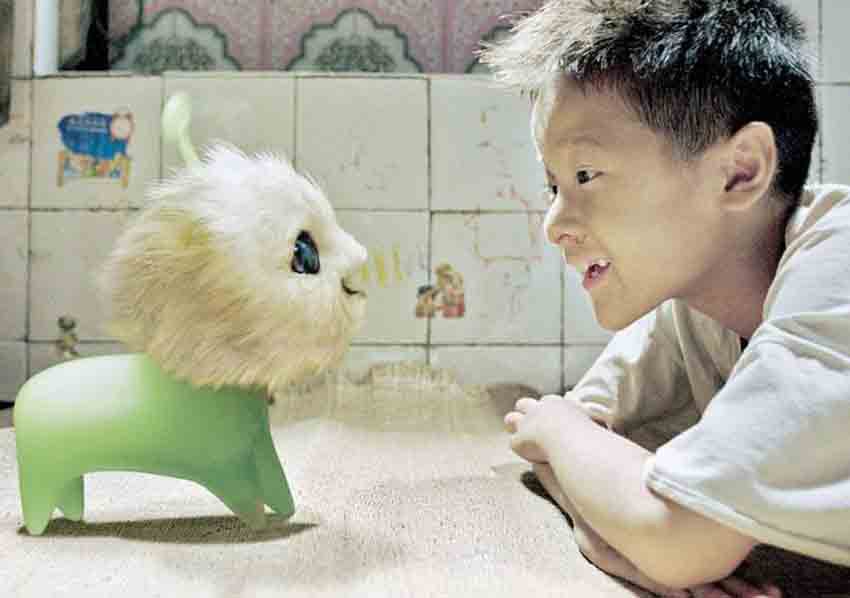 سی جی ۷ – CJ7 از بهترین فیلم های کمدی چینی است که داستان پدر و پسری فقیر و موجودی بامزه با قدرت‌های خارق‌العاده را روایت می‌کند.